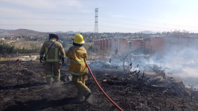 Elementos de Protección Civil y Bomberos del Estado sofocaron y mitigaron riesgos por un incendio en Santo Tomás Chautla.