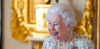 Reina Isabel II reaparece en acto público Isabel II