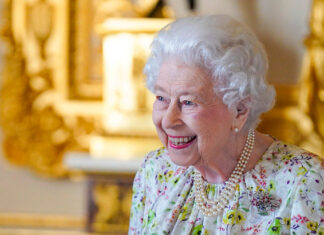 Reina Isabel II reaparece en acto público Isabel II