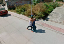 Google Maps capta jalón de pelo de una madre a su hijo Google Maps