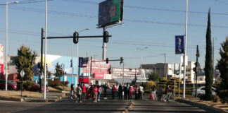Manifestantes cierran bulevar 5 de mayo en la China Poblana Los manifestantes acusan a la SEP del desvío de recursos designados para el personal de limpia de esta institución. Foto: Es Imagen