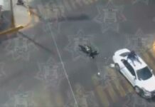 ¡De milagro! Motociclista queda sentado sobre toldo tras choque Aunque salió impactado de su asiento, de milagro quedó sentado en el toldo del carro que aún seguía en movimiento.