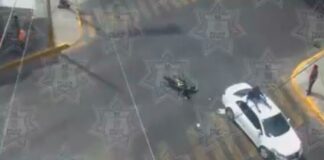 ¡De milagro! Motociclista queda sentado sobre toldo tras choque Aunque salió impactado de su asiento, de milagro quedó sentado en el toldo del carro que aún seguía en movimiento.