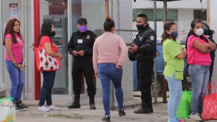 mujer Tras valorar el documento, los agentes determinaron que era apócrifo, por lo que la mujer fue detenida. Foto: EsImagen // Ilustrativa
