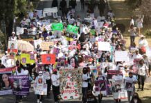 Marchan mujeres por el 8M en la ciudad de Puebla mujeres