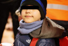 Niño de 11 años huye de la guerra y llega solo a Eslovaquia El niño llegó únicamente con una bolsa de plástico, su pasaporte y un número de teléfono escrito en la mano. Foto: Facebook Polícia Slovenskej republiky