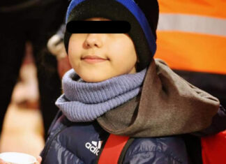 Niño de 11 años huye de la guerra y llega solo a Eslovaquia El niño llegó únicamente con una bolsa de plástico, su pasaporte y un número de teléfono escrito en la mano. Foto: Facebook Polícia Slovenskej republiky