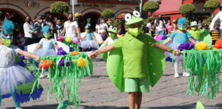 Niños y niñas de Atlixco reciben a la primavera con desfile Niñas y niños de los Centros de Atención Infantil Comunitarios (CAI´CS) desfilaron por las calles del municipio para recibir a la primavera.