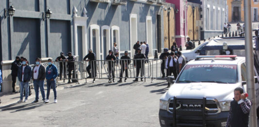 Policía Estatal instaló un operativo en Casa Aguayo para controlar el paso a la zona ante la visita del presidente.