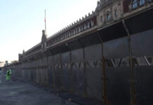 Quitan vallas de Palacio Nacional y borran pintas tras marcha Personal de una empresa privada retira de las vallas que se instalaron frente a Palacio Nacional y la Catedral Metropolitana.