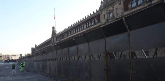 Personal de una empresa privada retira de las vallas que se instalaron frente a Palacio Nacional y la Catedral Metropolitana.
