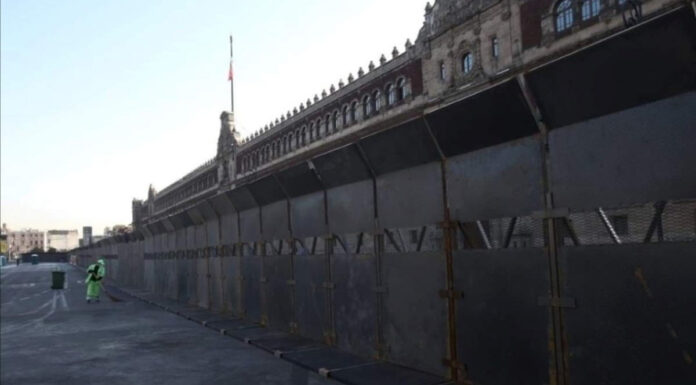 Quitan vallas de Palacio Nacional y borran pintas tras marcha Personal de una empresa privada retira de las vallas que se instalaron frente a Palacio Nacional y la Catedral Metropolitana.