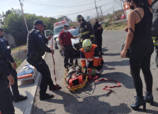 Rescatan a pareja que cayó en canal de Mayorazgo Mediante un equipo de cuerdas se logró sacar a la pareja de lesionados, que fueron atendidos y trasladados por personal de SUMA.