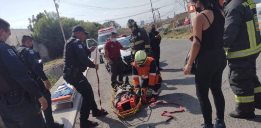 Mediante un equipo de cuerdas se logró sacar a la pareja de lesionados, que fueron atendidos y trasladados por personal de SUMA.