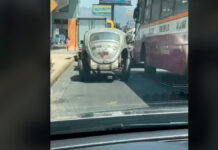 ¡Yabadabadú! Conductor empuja vochito con los pies Picapiedra
