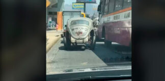 ¡Yabadabadú! Conductor empuja vochito con los pies Picapiedra