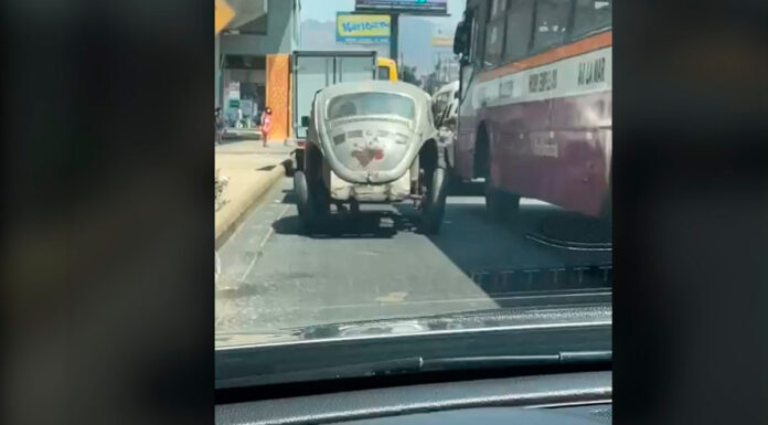 ¡Yabadabadú! Conductor empuja vochito con los pies Picapiedra