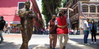 ¡Mira! Ellos son los 8 poblanos que tienen escultura en la 5 de mayo Entre estos poblanos, no podía faltar la escultura de Elena Garro, Capulina y Javier López Díaz.