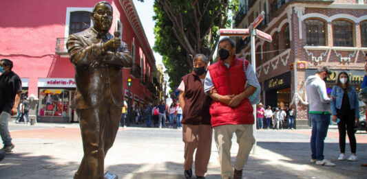 Entre estos poblanos, no podía faltar la escultura de Elena Garro, Capulina y Javier López Díaz.
