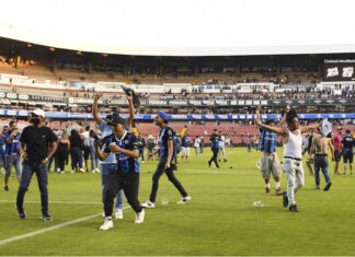 Liberan a 13 detenidos de la pelea en La Corregidora Dos policías del municipio de Querétaro y uno del estado, fueron detenidos por 'omisiones injustificadas'.