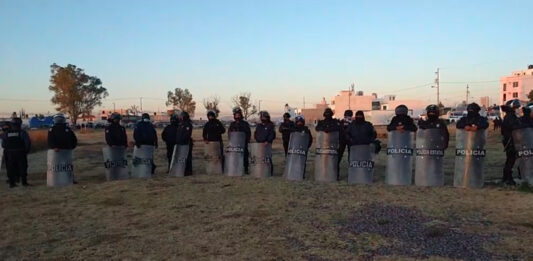 En el predio y alrededores, hay una fuerte presencia policíaca, con alrededor de 50 patrullas de la Policía Estatal.