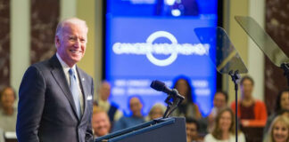 EU amaga con congelar riquezas de oligarcas rusos Eric Haynes