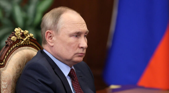 Sanciones occidentales son como declarar la guerra: Putin "Estas sanciones que pueden ver equivalen a declarar una guerra, pero afortunadamente no ha llegado a una guerra real", dijo Vladimir Putin.