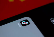 Joven publica su salario en TikTok y la despiden TikTok