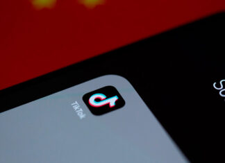 Joven publica su salario en TikTok y la despiden TikTok