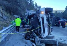 ¡Precaución! Tráiler vuelca en la México-Puebla tráiler