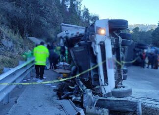¡Precaución! Tráiler vuelca en la México-Puebla tráiler