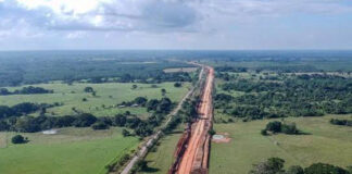 Clausuran activistas tramo 5 del Tren Maya Desde que se planteó el Tren Maya, ha habido un gran cuestionamiento por toda la infraestructura que conlleva.