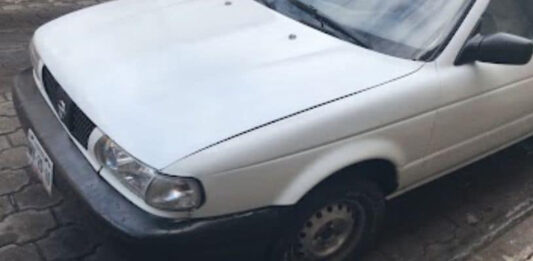 "Que poca madre, estando es espera de pasar al juicio del caso de mi hermana. Nos roban este vehículo Tsuru color blanco con placas NWY-20-10 " reportaron.