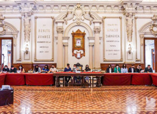 Universitarios participan en sesión de Cabildo Las y los universitarios analizaron las iniciativas relacionadas con temas de atención a la violencia de género. Foto: EsImagen
