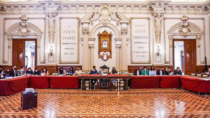 universitarios Las y los universitarios analizaron las iniciativas relacionadas con temas de atención a la violencia de género. Foto: EsImagen
