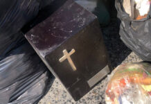 ¡Sacrilegio! Abandonan urna de cenizas en montonera de basura Las fotos de la urna fue compartida por usuarios de redes sociales en calle Nicolás Bravo y Privada B Cerrada.