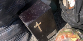 ¡Sacrilegio! Abandonan urna de cenizas en montonera de basura Las fotos de la urna fue compartida por usuarios de redes sociales en calle Nicolás Bravo y Privada B Cerrada.