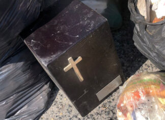 ¡Sacrilegio! Abandonan urna de cenizas en montonera de basura Las fotos de la urna fue compartida por usuarios de redes sociales en calle Nicolás Bravo y Privada B Cerrada.
