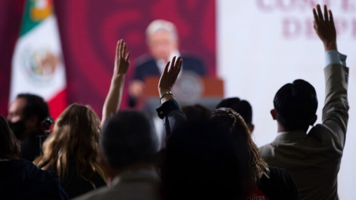 AMLO AMLO afirmó este miércoles que en su administración “no hay simulación” y que se ha terminado la figura del tapad