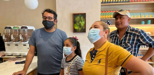 El hijo de AMLO, José Ramón López Beltrán dio a conocer la apertura de la nueva sucursal del negocio “Chocolates Rocío” en Tabasco.
