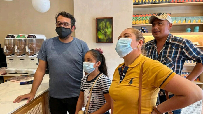 AMLO El hijo de AMLO, José Ramón López Beltrán dio a conocer la apertura de la nueva sucursal del negocio “Chocolates Rocío” en Tabasco.