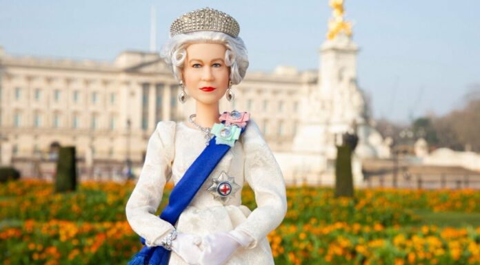 Barbie lanza muñeca de la reina Isabel II por su cumpleaños 96 Barbie