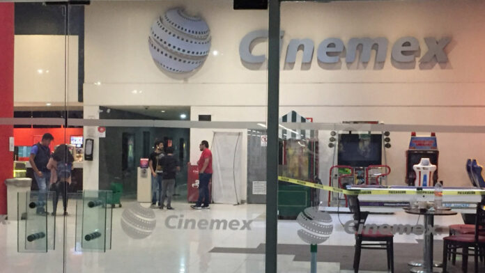 Cinemex Dos mujeres trans denunciaron que una empleada les dijo que debían entrar al baño de hombres.