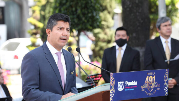 Eduardo Rivera develó una escultura, colocó una cápsula del tiempo para los 500 años de la ciudad e inauguró dos exposiciones-