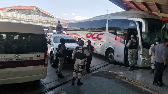 INM El INM reportó que los migrantes viajaban de manera irregular a bordo de un autobús de Chiapas con destino a la CDMX