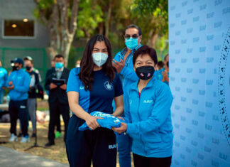 Lilia Cedillo entrega uniformes a representantes en Universiada 2022 Lilia Cedillo