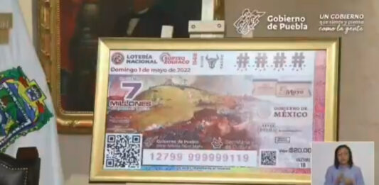 La directora de la Lotería Nacional envió al gobernador Miguel Barbosa uno de los billetes conmemorativos.