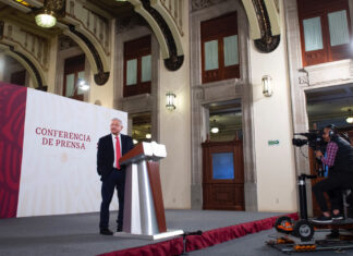 México respetará permisos de importación de 5 petroleras: AMLO El presidente de México respetará los permisos de importación de combustible de empresas como Exxon, Valero, Koch, Shell y Tesoro.