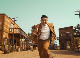 PSY anuncia nueva canción producida por Suga de BTS En el teaser, PSY aparece en un pueblo vaquero, corriendo hacia la cámara mientras suena una guitarra de fondo.