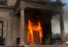Incendian puerta del Palacio de Gobierno en Nuevo León por desaparecidas Palacio